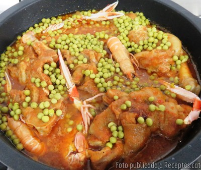 Recepta de cuina de Peus de porc estofats amb escamarlans i pesols extrafins