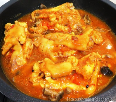 Recepta de cuina de Peus de porc guisats amb calamars farcits