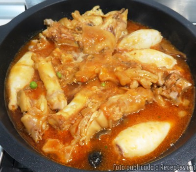 Recepta de cuina de Peus de porc guisats amb calamars farcits