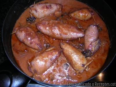 En aquesta foto no hi han pèsols i patata. Els vais substiuïr per bolets, panses i prunes i donar-hi un toc diferent Recepta de cuina de Calamars farcits