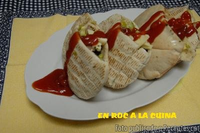 Pa de pita amb llom, amanida i formatge