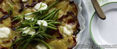 Recepta de cuina de Pizza de patata amb fesols verds i cansalada