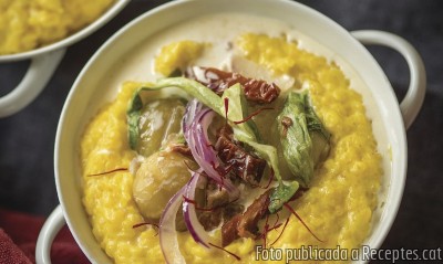 Recepta de cuina de Polenta al safrà amb ragut de tomàquet sec i castanyes