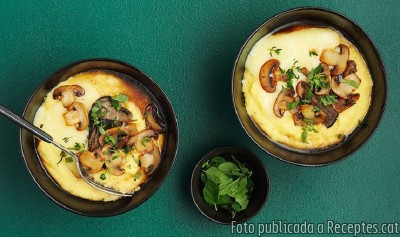 Recepta de cuina de Polenta cremosa amb estofat de bolets