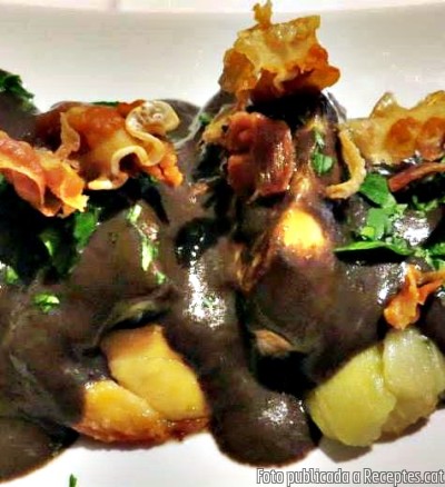 Recepta de cuina de Pollastre de pagès amb albergínia i salsa de fredolics
