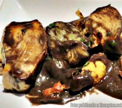 Recepta de cuina de Pollastre de pagès amb albergínia i salsa de fredolics