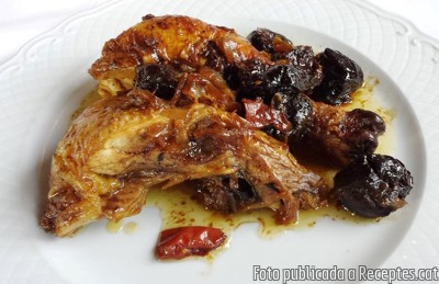 Recepta de cuina de Pollastre de pagès rostit amb prunes