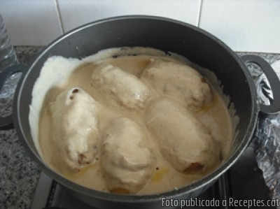Recepta de cuina de Pollastre farcit amb llemàntol i crema de ceps