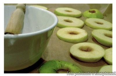 Postre de pomes amb avellanes i pa sofregit