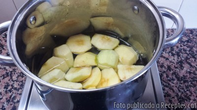 Recepta de cuina de Pomes bullides amb toc de pebre negre i orenga