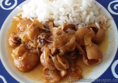 Popets amb ceba i arròs blanc. Recepta de cuina de Popets amb ceba i arròs blanc