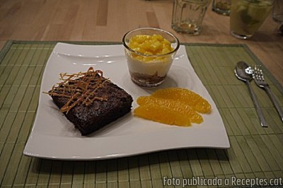 Recepta de cuina de Postres en got amb Amarettini, crema fresca i fruita
