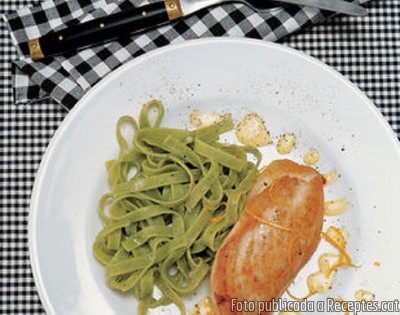 Recepta de cuina de Pits de pollastre amb salsa de crema i taronja