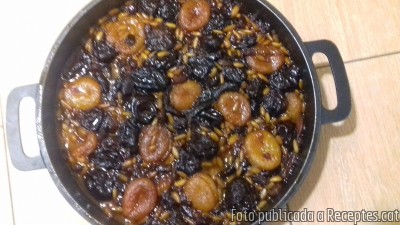 Prunes amb pinyons