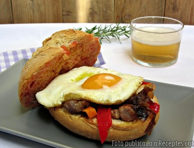 Recepta de cuina de Entrepà d'ou ferrat amb cansalada, pebrot, pastanaga i ceba