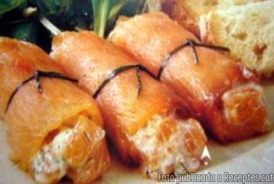 Rotllets de salmó fumat i gambes