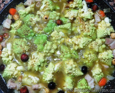 Recepta de cuina de Romanesco al vapor amb cansalada viada, nabius i fruits secs