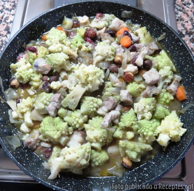 Recepta de cuina de Romanesco al vapor amb cansalada viada, nabius i fruits secs