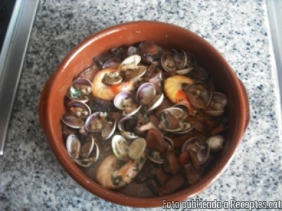 Recepta de cuina de Rovellons i pinetells amb cloïsses i llagostins