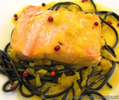Recepta de cuina de Salmó al forn amb salsa de vermut blanc, safrà i espaguetis negres