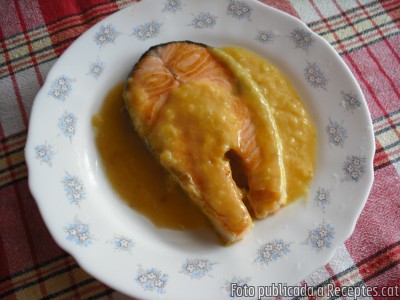 Recepta de cuina de Salmó amb salsa de taronja i porro