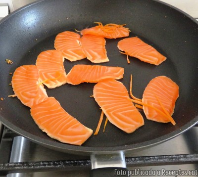 Recepta de cuina de Salmó amb toc de planxa, hortalisses i soja
