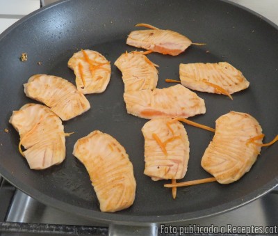 Recepta de cuina de Salmó amb toc de planxa, hortalisses i soja