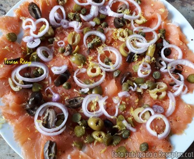 Recepta de cuina de Salmó fumat amb taperes i olives