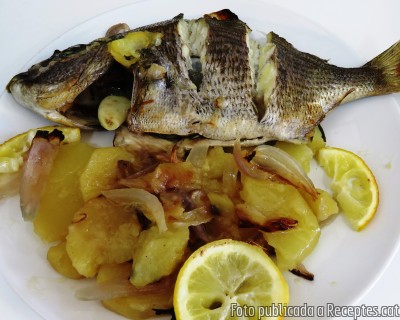 Sards al forn amb patates i ceba
