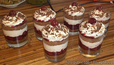 Recepta de cuina de Schoko-Kirsch-Dessert im Glas
