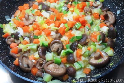 Recepta de cuina de Shiitake saltejats amb hortalisses i verdures