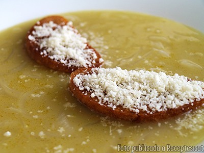 Sopa de ceba amb pa fregit i parmesà ratllat