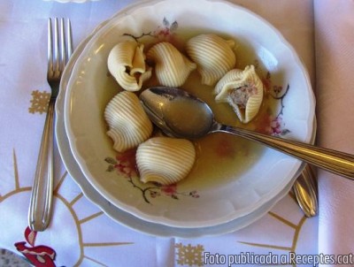 Sopa de galets farcits de carn picada