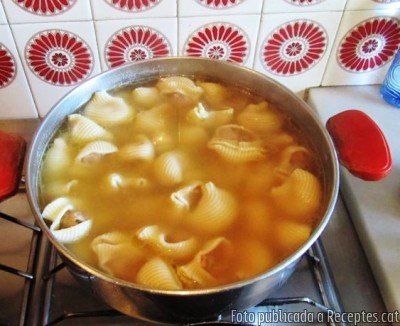 Sopa de galets farcits de carn picada