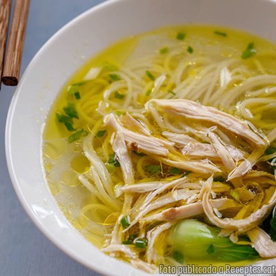 Sopa autèntica xinesa de fideus amb pollastre