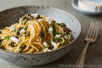 Recepta de cuina de Espaguetis amb tàperes fregides i formatge de cabra