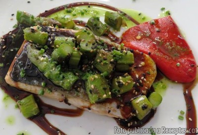 Recepta de cuina de Supremes de salmó amb salsa teriyaki i espàrrecs verds