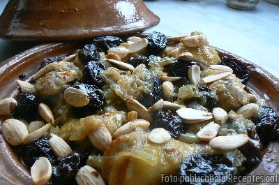 Tagine de pollastre, prunes i ametlles