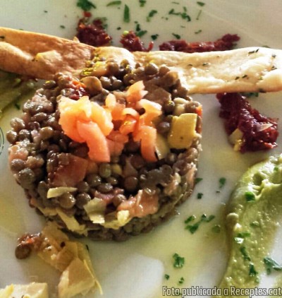 Recepta de cuina de Timbal de llenties amb salmó, carxofes, guacamole i tomàquet sec italià