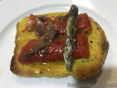 Recepta de cuina de Torrada amb pa de cúrcuma, pebrot escalivat i anxoves de l’Escala
