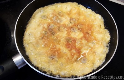 Recepta de cuina de Truita de formatge i olives farcides amb ous d'oca