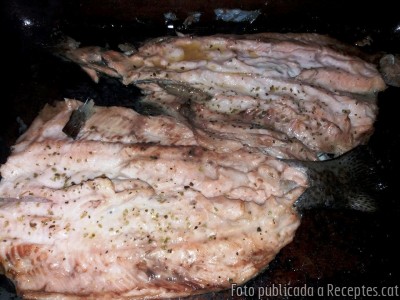 Recepta de cuina de Truita de riu asalmonada al forn