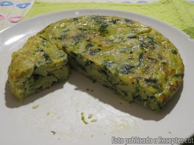 Recepta de cuina de Truita d’espinacs frescos amb patata i una mica de ceba