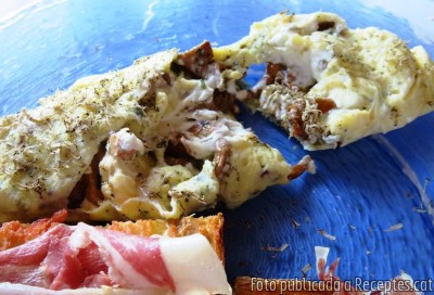 Truita d'ous ecològics de Ca La Xica amb bolets de primavera i crema àcida de cabra acompanyada de pa de coca amb tomàquet i pernil ibèric. Recepta de cuina de Truita d'ous ecològics amb bolets de primavera i crema àcida de cabra acompanyada de pa de coca amb tomàquet i pernil ibèric