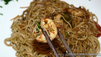 Recepta de cuina de Wok de fideos xinesos amb gambes i verdures