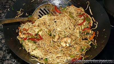 Recepta de cuina de Wok de fideos xinesos amb gambes i verdures