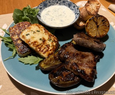 Recepta de cuina de Xai a la barbacoa, albergínies i halloumi
