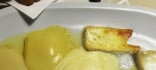 Assortiment de set formatges gratinats amb coulis de maduixes