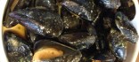 Musclos de roca al vapor amb salsa picant