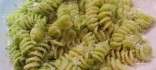 Fusilli amb pesto i formatge parmesà ratllat